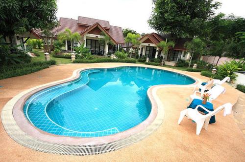 Bazén v ubytování Pangrujee Resort nebo v jeho okolí