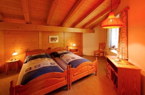 ein Schlafzimmer mit einem Holzbett in einer Hütte in der Unterkunft Chalet Unter dem Stein in Grindelwald