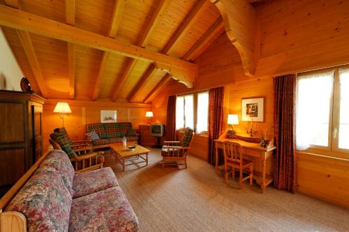 ein Wohnzimmer mit einem Sofa und einem Tisch in der Unterkunft Chalet Unter dem Stein in Grindelwald