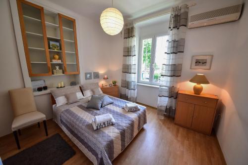 Un dormitorio con una cama y un sofá y una ventana. en Apartment Viola, en Zadar
