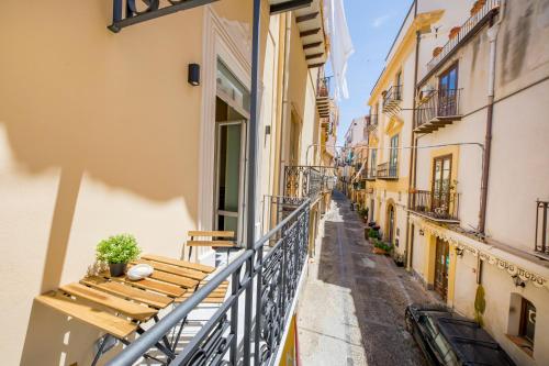 a balcony in an alleyway between buildings at Pepito palace in Cefalù
