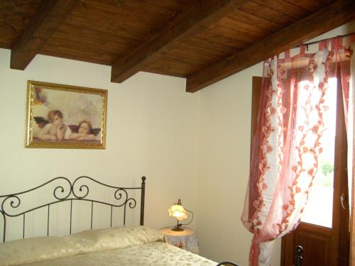 ein Schlafzimmer mit einem Bett und einem Bild von zwei Babys in der Unterkunft Resort Paradise Marina di Camerota in Marina di Camerota