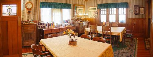 CaribouにあるOld Iron Inn Bed and Breakfastのダイニングルーム(テーブル、椅子付)