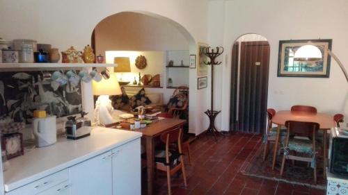 cocina con encimera, mesa y comedor en La casa di Angelo e Gladys, en Bella Farnia