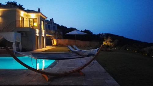 La alberca dentro o cerca de ANGIO Villas LUX
