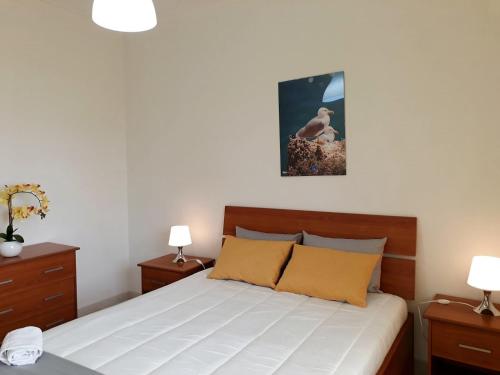 クアルテイラにあるSATÉLITE AC&Garagemのベッドルーム1室(ベッド1台、ナイトスタンド2つ、ランプ2つ付)