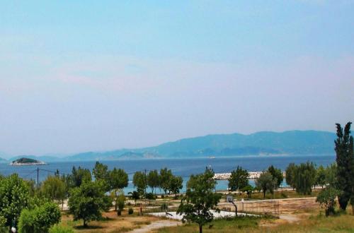 a view of the water with trees in the foreground at Maria Studios in Neo Klima