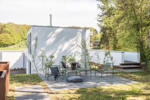 バート・ミュンスターアイフェルにあるN8Quartier Eifelのパティオ(椅子、ファイヤーピット付)