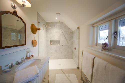 uma casa de banho com um chuveiro, um lavatório e uma banheira em Gutchpool Farm em Gillingham