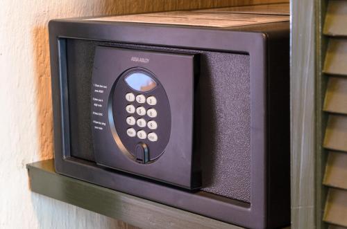 a microwave oven on a shelf on a wall at Hotel San Francisco Leon in León