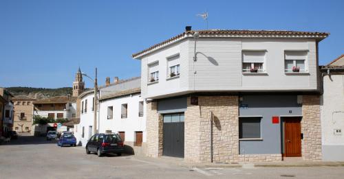 アルゲダスにあるApartamento La Noriaの駐車場付白い建物