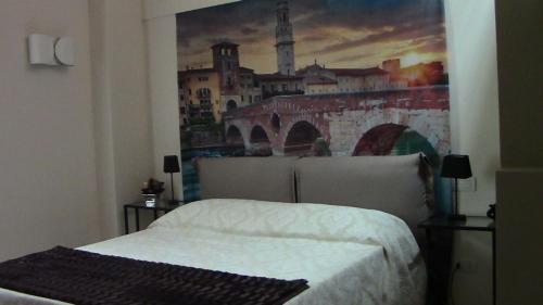 Schlafzimmer mit einem Bett mit Wandgemälde in der Unterkunft Casa Bella in Verona