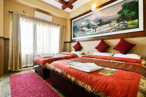 una camera con due letti e un dipinto sul muro di Hotel Forest Lake Backpackers' Hostel a Pokhara
