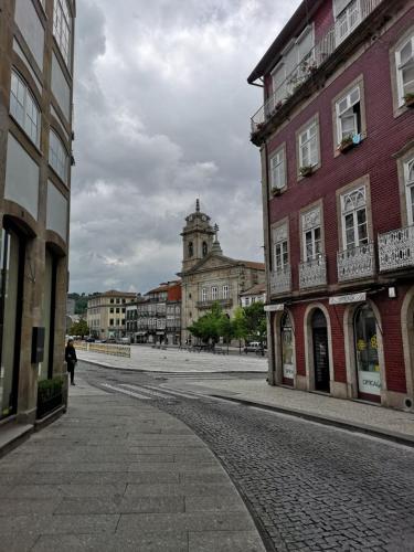 El barrio en el que está el departamento o un barrio cercano