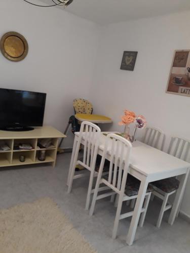 トレドにあるApartamento ideal para familiasのリビングルーム(白いテーブル、白い椅子2脚付)