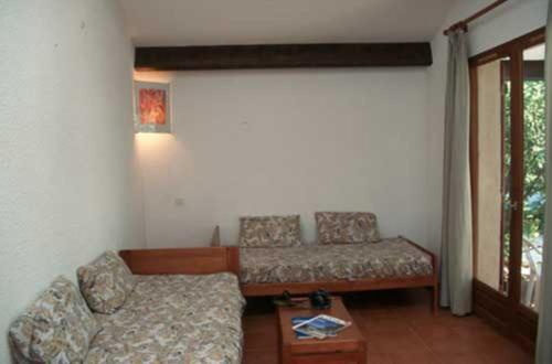 a living room with a couch and a table at Résidence Mari di Soli in Porto-Vecchio