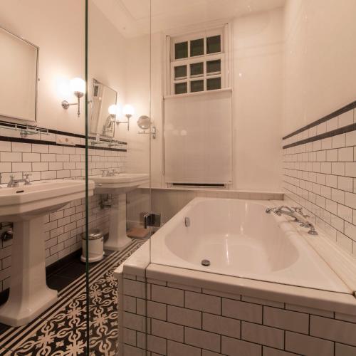Bilik mandi di B&B De Schiedamse Suites