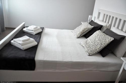 a large white bed with pillows on top of it at Art'Estrela in Covilhã
