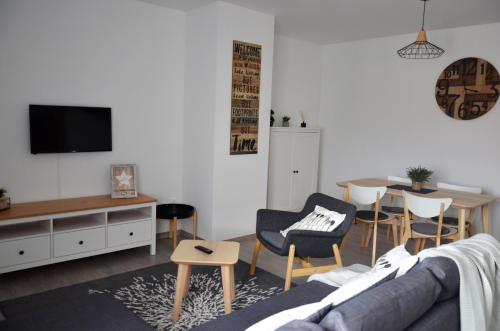a living room with a couch and a table at Art'Estrela in Covilhã