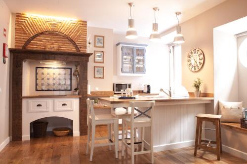 a kitchen with a bar and a fireplace at Cafofos da Zeta in Setúbal