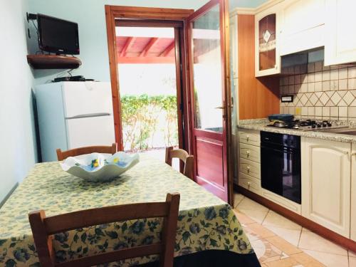 una cocina con una mesa con un tazón. en Appartamento Blue Marine en Porto Pino