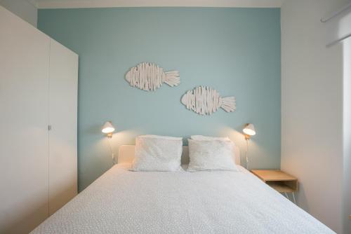 サンタ・クルーズにあるCasas da Avó IIのベッドルーム1室(白い枕2つ付きのベッド1台付)
