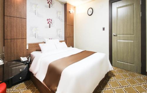 Postel nebo postele na pokoji v ubytování Uljin Grand Hotel