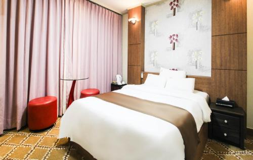 Postel nebo postele na pokoji v ubytování Uljin Grand Hotel