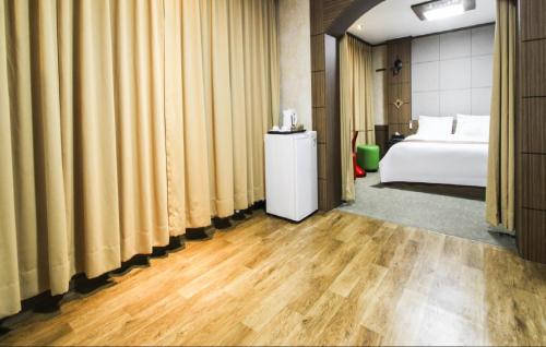 Postel nebo postele na pokoji v ubytování Uljin Grand Hotel