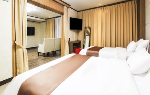Postel nebo postele na pokoji v ubytování Uljin Grand Hotel