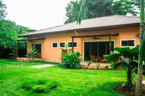 a house with a green lawn in front of it at Hotel-Boutique Patampa in David