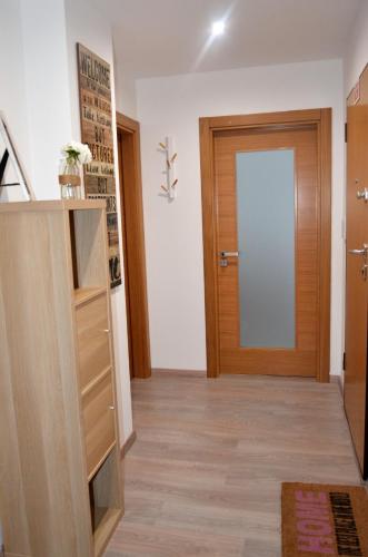 a hallway with a wooden door and a room at Art'Estrela in Covilhã