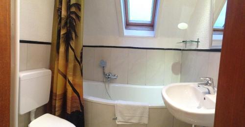 a bathroom with a sink and a toilet and a sink at Dormitorium Kaarst Wohnraum auf Zeit in Kaarst