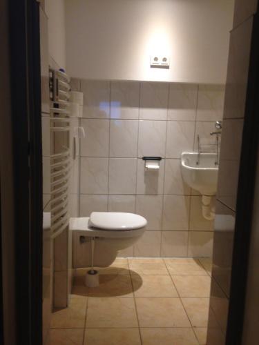 a bathroom with a toilet and a sink at Dormitorium Kaarst Wohnraum auf Zeit in Kaarst