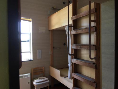 Habitación pequeña con litera y aseo en Niseko Tabi-tsumugi Backpackers en Kutchan