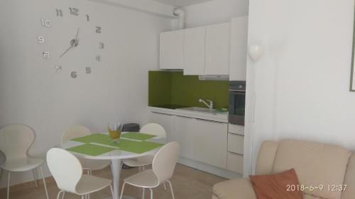 Imagen de la galería de Apartments Niana with heated seawater swimingpool, en Okrug Donji