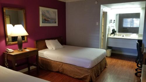Pokój hotelowy z 2 łóżkami i umywalką w obiekcie Santa Fe Inn - Pueblo w mieście Pueblo