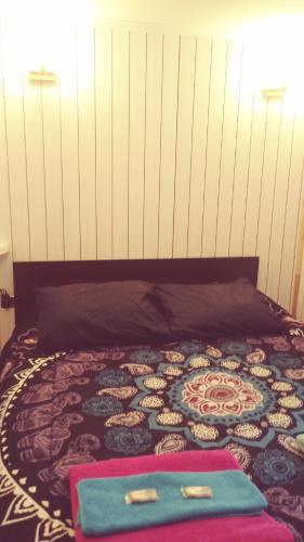 a bed with two towels on top of it at Cabañas Avenida España in Punta Arenas