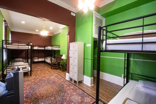 Poschodová posteľ alebo postele v izbe v ubytovaní HOSTEL Auberge NOLA
