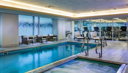 uma piscina num quarto de hotel com mesas e cadeiras em Hyatt Centric Chicago Magnificent Mile em Chicago