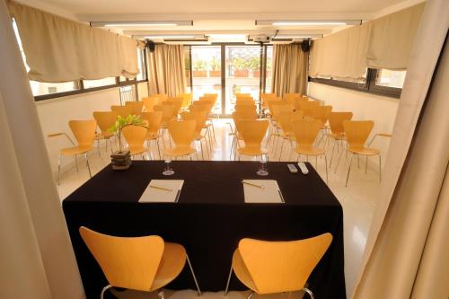 una sala conferenze con tavolo e sedie di Ucciardhome Hotel a Palermo