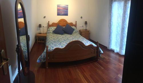 リベス・デ・フレセルにあるApartamento de montañaのベッドルーム1室(木製ベッド1台、青い枕付)