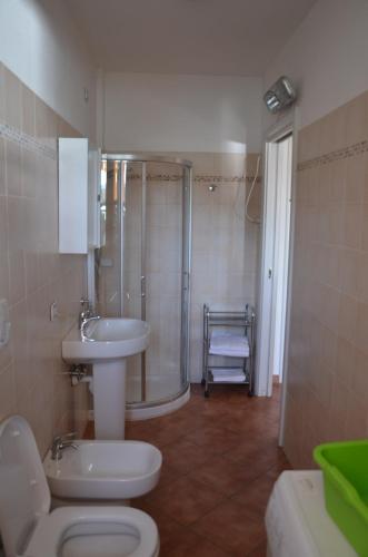 uma casa de banho com um chuveiro, um WC e um lavatório. em Agriturismo Tendapiccola em Ceriale