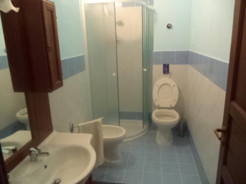 A bathroom at CASA DELL'ARCO