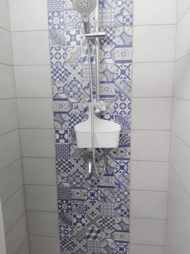 a bathroom with a blue and white tiled wall at Domus Mea in Trabia