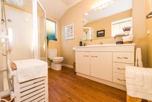 A bathroom at Romantic Piha