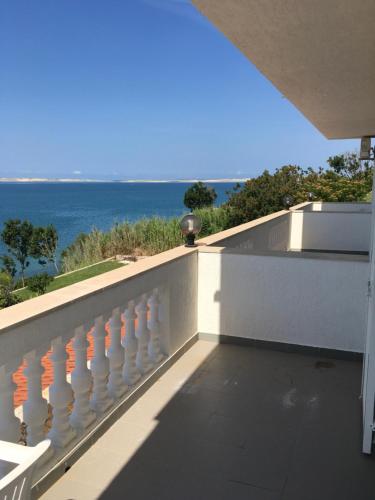 un balcone con vista sull'oceano di Vila Stosic a Ražanac (Rasanze)