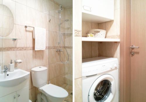 een badkamer met een wastafel en een wasmachine bij 2 kambarių apartamentai in Palanga
