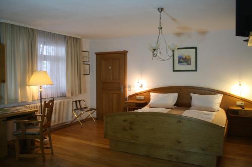 ObereisenheimにあるDorfgasthof "Zur Rose"のベッドルーム1室(ベッド1台、デスク、テーブル付)