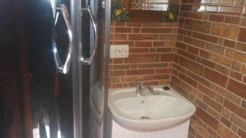 ein Bad mit einem Waschbecken und einer Dusche in der Unterkunft Villa Mango in Wylkowe